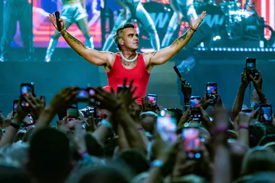 22-6-2025-amsterdam-nederland-de-britse-zanger-robbie-williams-treedt-op-in-de-johan-cruijff-arena-m.webp