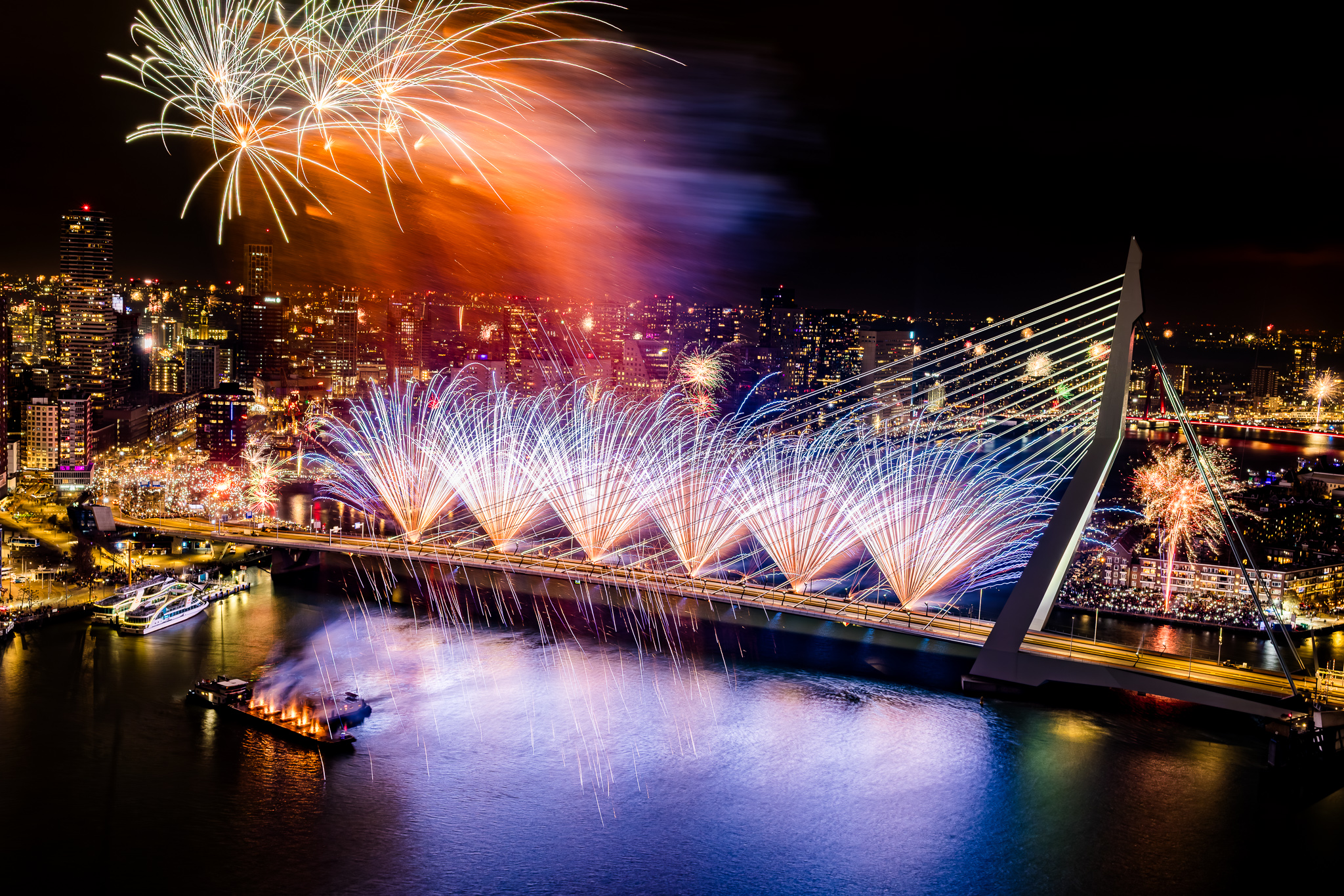 251231-235956-HetNationaleVuurwerk-Rotterdam_EDMKevin-_D4_2234-2048px.jpeg