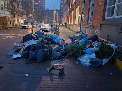 afval-op-de-tolhuisstraat-dinsdagochtend.avif
