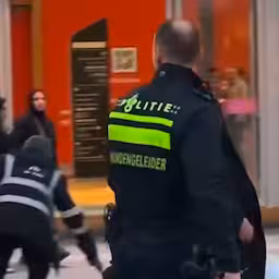 agent-geeft-vrouw-trap-op-utrecht-centraal.jpg
