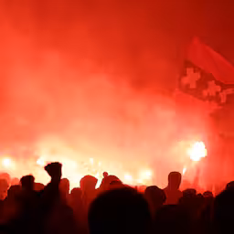 ajax-fans-gaan-los-met-vuurwerk-en-spreekkoren-buiten-arena.jpg