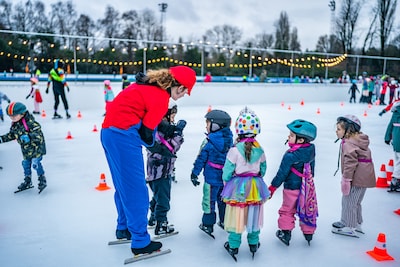 amsterdam-nederland-05-01-24-bij-de-jaap-eden-ijsbaan-schaatsen-kinderen-vol-enthousiasme-rond-in-an.jpeg