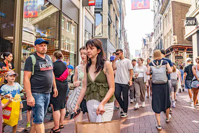 amsterdam-nederland-14-05-2025-bezoekers-uit-binnen-en-buitenland-wandelen-door-het-centrum-tijdens.webp
