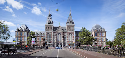 amsterdam-toeristisch-amsterdam-foto-het-rijksmuseum-anp-lex-van-lieshout.avif