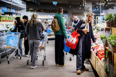amsterdam-winkelend-publiek-in-een-supermarkt-met-de-kerstdagen-komen-er-doorgaans-meer-luxe-product.webp