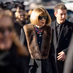 anna-wintour-en-anne-hathaway-bij-uitvaart-modeontwerper-valentino-in-rome.jpg