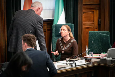 ar20251113-2931-burgemeester-carola-schouten-in-actie-in-de-gemeenteraad-op-het-stadhuis-in-rotterda.webp