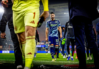 az-ajax-knvb-beker-2025-2026-de-ajacieden-met-hier-centraal-josip-sutalo-verlaten-met-gebogen-hoofd.webp