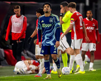 az-ajax-knvb-beker-2025-2026-owen-wijndal-verlaat-met-rood-het-veld-foto-pim-ras.webp