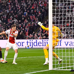 baas-beleeft-met-twee-goals-primeur-bij-ajax-kijk-veel-naar-jurrien-timber.jpg