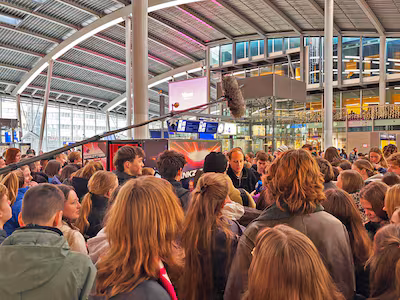 beatlemania-in-de-stationshal-van-utrecht-centraal-als-de-bankzitters-langskomen.avif