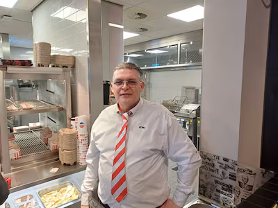 bedrijfsleider-marcel-goedhart-van-kfc-zag-zijn-omzet-afgelopen-jaar-dalen-met-25-tot-40-procent.avif