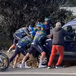 belgische-wielerploeg-helpt-gecrashte-auto-tijdens-trainingskamp-in-spanje.jpg
