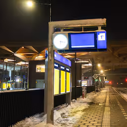 beteuterde-reizigers-op-station-assen-na-treinuitval-door-sneeuw.jpg