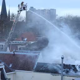 brandweer-in-hoogwerker-blust-brand-na-explosie-in-utrecht.jpg