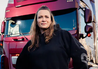 caroline-kemp-is-een-van-de-22-truckers-in-het-nieuwe-seizoen-meiden-die-rijden.webp