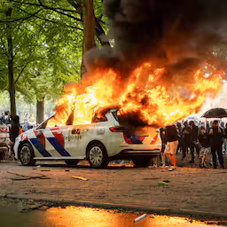 celstraf-voor-man-die-vuurwerk-in-politieauto-gooide-tijdens-malieveld-rellen.jpg