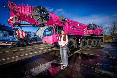 charity-heeft-eindelijk-haar-roze-kraanwagen-foto-frank-de-roo.jpeg