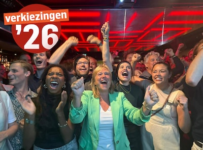 d66-juicht-in-rotterdam-in-het-midden-lijsttrekker-chantal-zeegers-om-haar-heen-raadsleden-tim-de-ha.jpeg