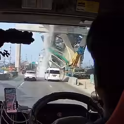 dashcam-filmt-hoe-hijskraan-instort-op-snelweg-in-thailand.jpg