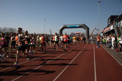 de-boels-rental-run-start-in-de-ochtend-met-jeugdlopen-op-de-atletiekbaan.webp