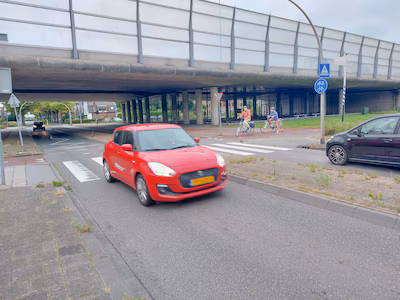 de-oversteek-van-de-stationsweg-is-een-knelpunt-voor-veel-fietsers-op-de-tiendweg-in-sliedrecht.avif
