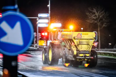 dordrecht-een-strooiwagen-op-de-weg-in-dordrecht-het-knmi-heeft-code-geel-afgegeven-voor-gladheid-op.webp
