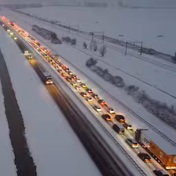 drone-filmt-enorme-file-op-a32-in-winters-friesland.jpg