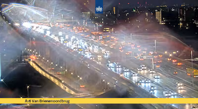 drukte-op-de-van-brienenoordbrug-te-zien-op-de-webcam-van-rijkswaterstaat.avif