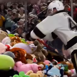 duizenden-knuffels-worden-op-ijshockeyveld-gegooid-in-vs.jpg