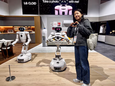 een-bezoeker-gaat-op-de-foto-van-lg-robot-cloid-op-techbeurs-ces-in-las-vegas-na-een-lange-wachtrij.avif