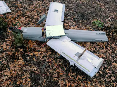 een-gecrashte-russische-molniya-drone-die-werkt-met-behulp-van-een-starlink-terminal.webp