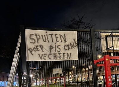 een-van-de-spandoeken-die-werden-opgehangen-aan-een-voetbalkooi-bij-de-rochussenstraat.jpeg