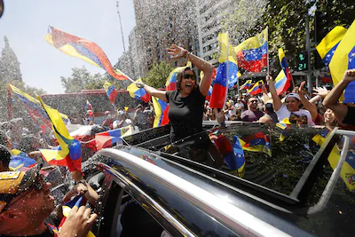 epa12623710-venezuelans-living-in-chile-celebrate-following-the-capture-of-venezuelan-president-madu.webp