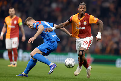 epa12668231-mario-lemina-r-of-galatasaray-in-action-against-alexander-sorloth-of-atletico-during-the.avif