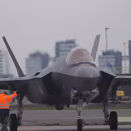 f-35-gevechtsvliegtuigen-landen-op-schiphol.jpg
