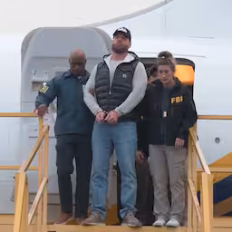 fbi-escorteert-geboeide-oud-olympier-en-drugsbaron-uit-vliegtuig.jpg