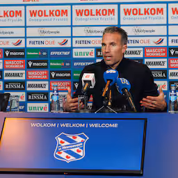 feyenoord-coach-van-persie-haalt-uit-naar-media-na-kritisch-stuk-feitelijk-onjuist.jpg