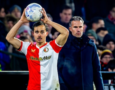 feyenoord-heracles-seizoen-2025-2026-mats-deijl-is-blij-na-zijn-debuut-met-robin-van-persie-in-zijn.jpeg