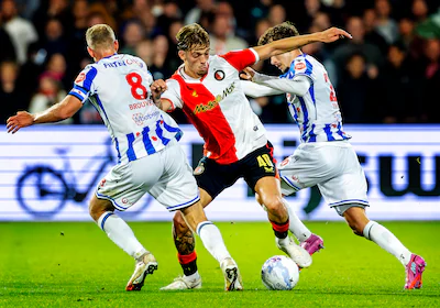 feyenoord-sc-heerenveen-seizoen-2025-2026-luciano-valente-tussen-luuk-brouwers-en-petrov-foto-pim-ra.webp