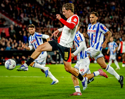 feyenoord-sc-heerenveen-seizoen-2025-206-leo-sauer-neemt-het-doel-van-heerenveen-onder-vuur-maar-sco.webp