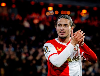 feyenoord-sturm-graz-europa-league-2025-2026-anis-hadj-moussa-klapt-voor-het-publiek-als-ze-zijn-naa.jpeg