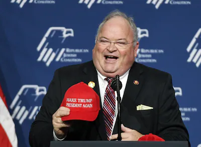 files-us-representative-billy-long-r-mo-displays-a-hat-with-the-slogan-make-trump-president-again-as.webp