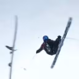 freestyleskier-verliest-ski-tijdens-truc-en-landt-op-een-been.jpg