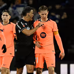 frenkie-de-jong-haalt-uit-naar-arbiter-hij-kijkt-je-aan-alsof-hij-beter-is-dan-jij.jpg