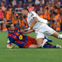 frenkie-de-jong-krijgt-rood-bij-zege-fc-barcelona-in-finale-supercup-tegen-real.jpg