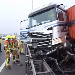 geschaarde-vrachtwagen-hangt-over-vangrail-op-de-a15.jpg