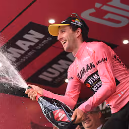 giro-winnaar-en-visma-renner-simon-yates-33-stopt-per-direct-met-wielrennen.jpg