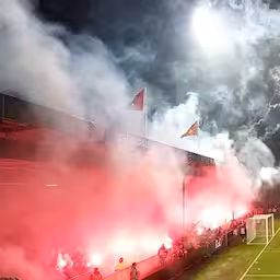 go-ahead-eagles-fans-steken-vuurwerk-af-bij-begin-tweede-helft.jpg
