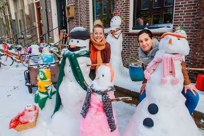 gouda-de-sneeuwpoppenfamilie-van-buurvrouwen-marike-folles-links-en-laura-jacobs-trekken-veel-publie.avif